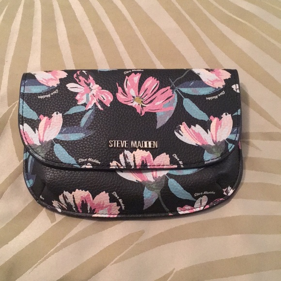 Steve Madden Handbags - NWOT Steve Madden Floral Wristlet